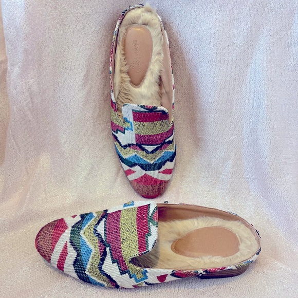 Size 8, faux fur interior, western inspired slides - Picture 1 of 1